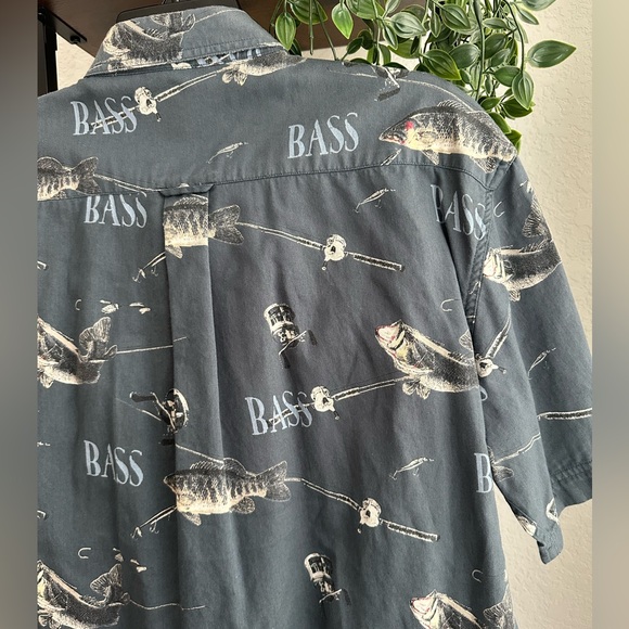 Men’s Magellan button down top with bass print size MED. - Picture 4 of 5